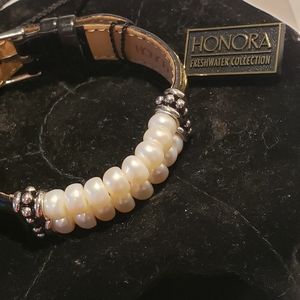 Genuine leather bracelet with freshwater pearls